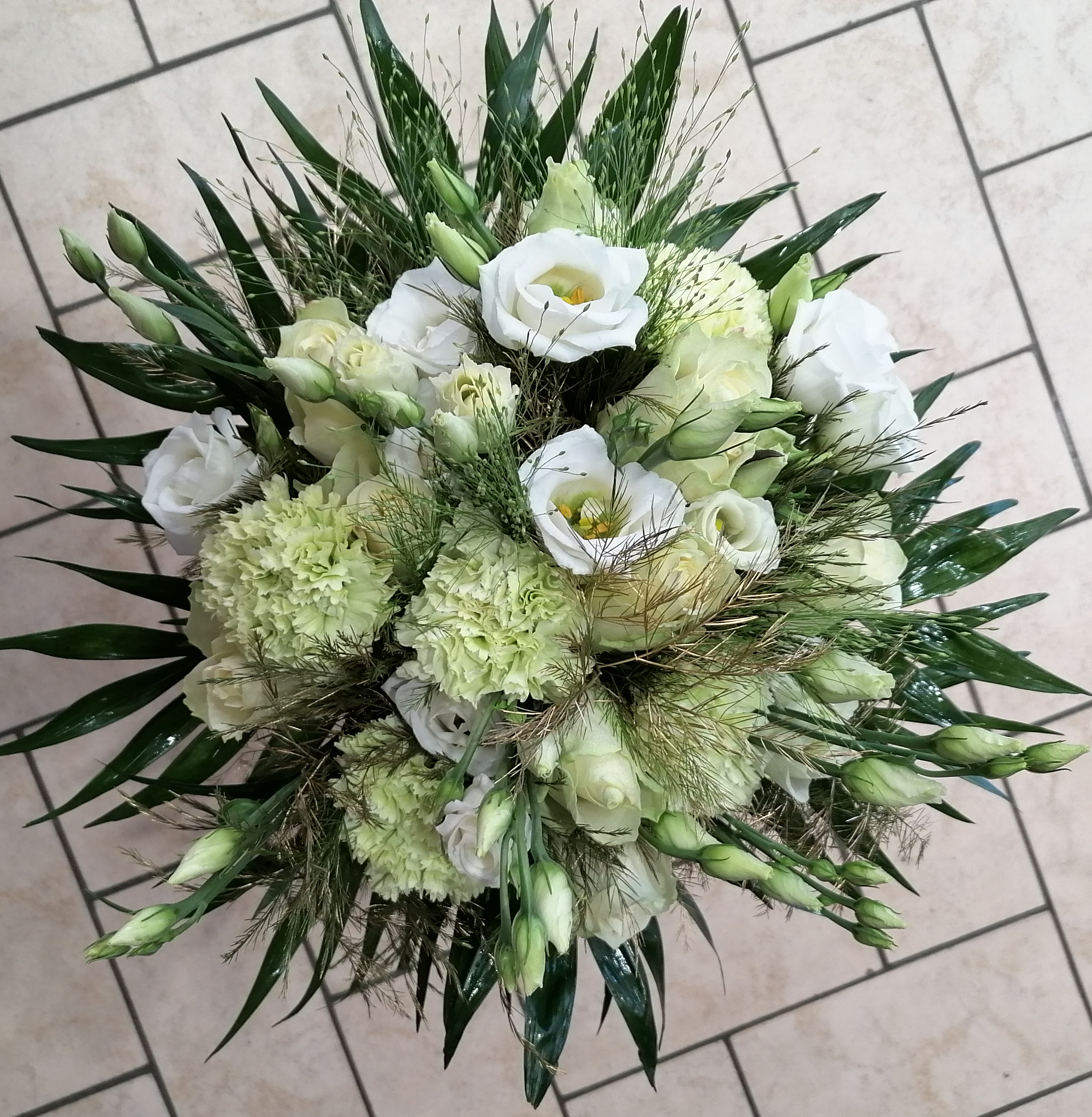 Bouquet de mariée blanc vert or par votre fleuriste Dites le avec des  fleurs à Saint Aubin D'Aubigné | Dites Le Avec Des Fleurs