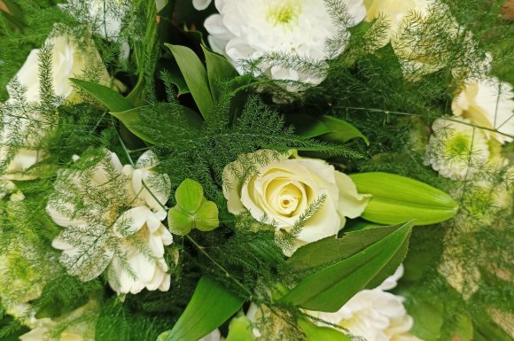 Bouquet rond blanc et vert par votre fleuriste à Saint Aubin D'Aubigné