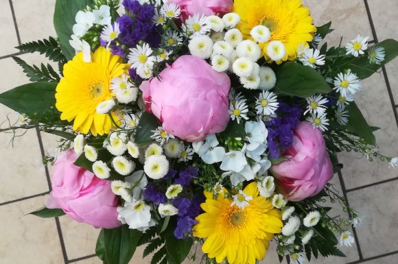 Bouquet rond de mariée très coloré par votre fleuriste à Saint Aubin D'Aubigné.