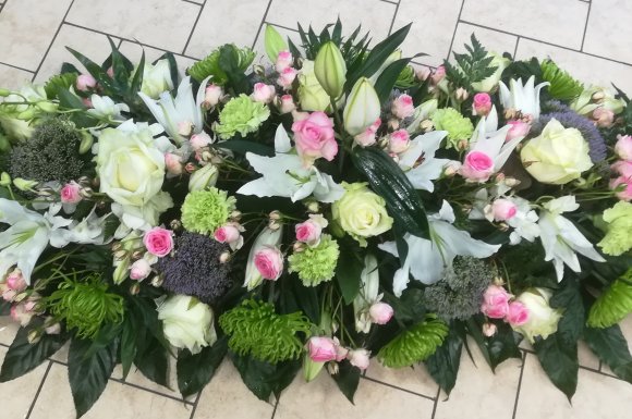 dessus de cercueil dans les tons blanc,vert,rose et une touche de mauve par votre fleuriste à Saint Aubin D'Aubigné