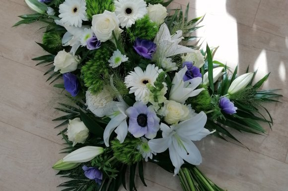 Composition et livraison d'une gerbe  piquée de fleurs naturelles  pour enterrement - Saint-Aubin-d’Aubigné – Dites Le Avec Des Fleurs
