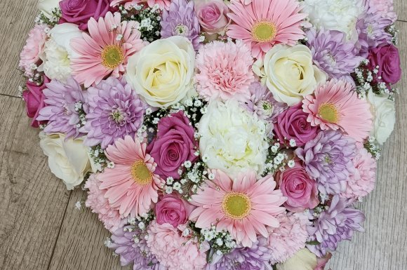 Coeur pour deuil par votre fleuriste Dites le avec des fleurs à Saint Aubin D'Aubigné