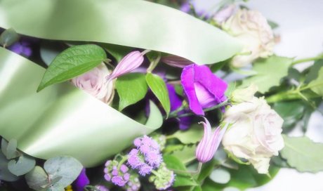 Composition et livraison d'une gerbe de fleurs naturelles avec ruban pour enterrement - Saint-Aubin-d'Aubigné – Dites Le Avec Des Fleurs
