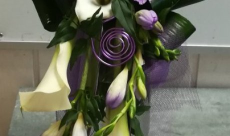 bouquet chute pour mariage tons blanc et mauve par votre fleuriste à Saint Aubin D'Aubigné
