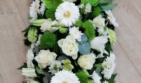 dessus de cercueil blanc et vert par votre artisan fleuriste à Saint Aubin D'Aubigné