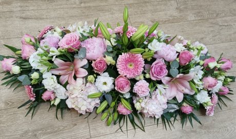 Raquette dans les tons roses, blanc et vert réalisée par votre fleuriste Dites le avec des fleurs à Saint Aubin D'Aubigné
