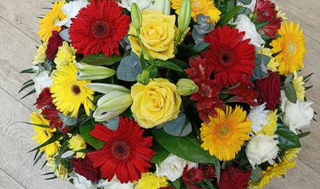 Coussins colorés pour deuil par votre fleuriste Dites le avec des fleurs à Saint Aubin D'Aubigné