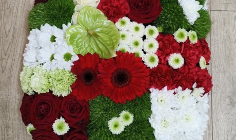 coussin carré blanc vert et rouge par votre fleuriste à Saint Aubin D'Aubigné