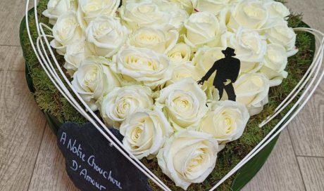 Coeur de roses blanches pour deuil par votre fleuriste à Saint Aubin D'Aubigné