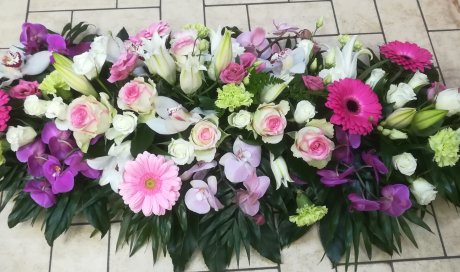dessus de cercueil en dégradé de rose, mauve, fuchsia, blanc, et vert par votre fleuriste à Saint Aubin D'Aubigné