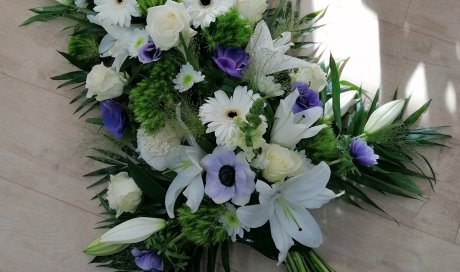 Composition et livraison d'une gerbe  piquée de fleurs naturelles  pour enterrement - Saint-Aubin-d’Aubigné – Dites Le Avec Des Fleurs