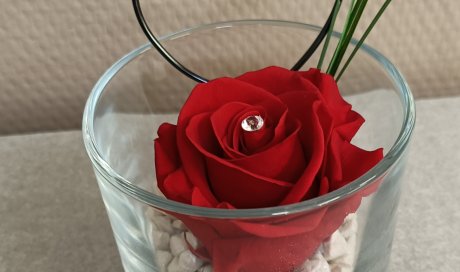 rose éternelle par votre artisan fleuriste à Saint Aubin D'Aubigné