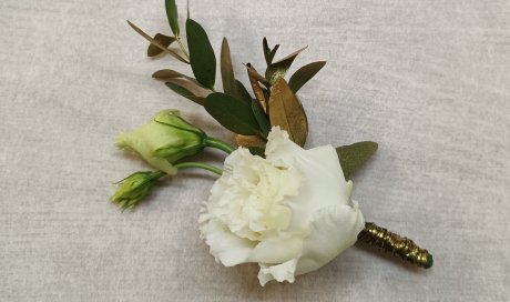 Boutonnière marié or et blanc par votre fleuriste à Saint Aubin D'Aubigné