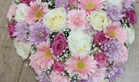 Coeur pour deuil par votre fleuriste Dites le avec des fleurs à Saint Aubin D'Aubigné