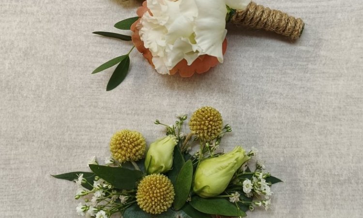 boutonnière marié et peigne mariée par votre fleuriste à Saint Aubin D'Aubigné 