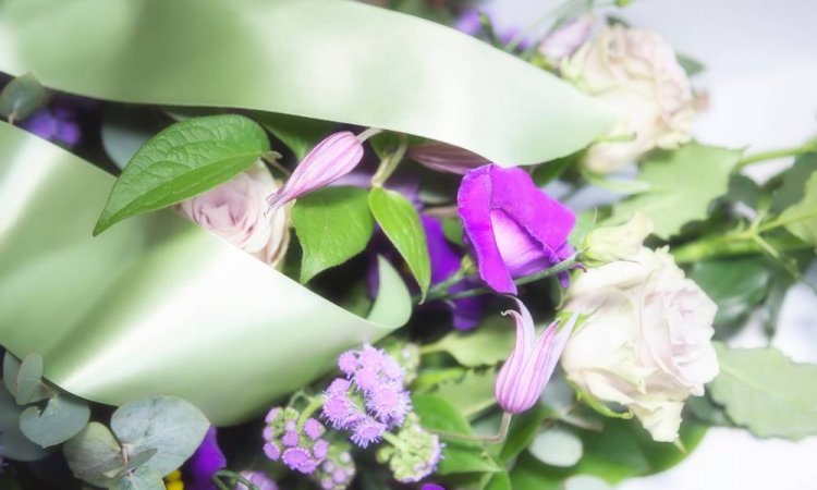 Composition et livraison d'une gerbe de fleurs naturelles avec ruban pour enterrement - Saint-Aubin-d'Aubigné – Dites Le Avec Des Fleurs