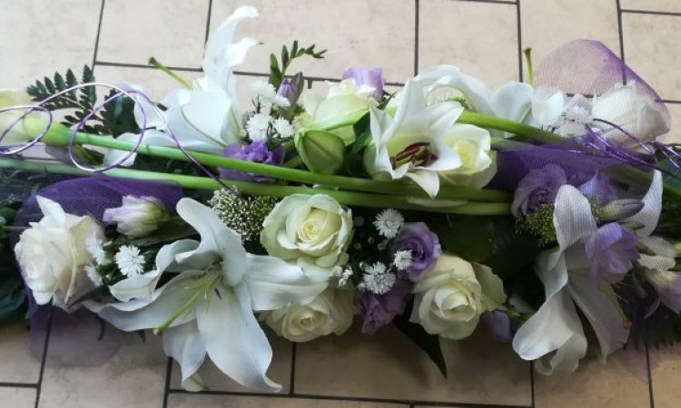 centre de table mariés dans les tons blanc et mauve par votre fleuriste à Saint Aubin D'Aubigné