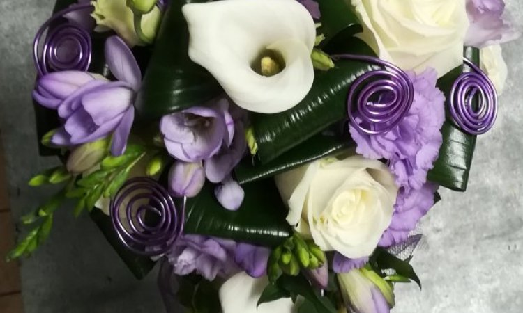 bouquet chute pour mariage tons blanc et mauve par votre fleuriste à Saint Aubin D'Aubigné
