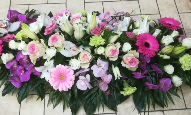 Dessus de cercueil par votre fleuriste à Saint Aubin D'Aubigné