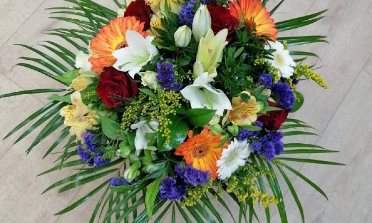 création d'un bouquet rond de fleurs colorées. Fleuriste Saint Aubin D'Aubigné .Dites le avec des fleurs