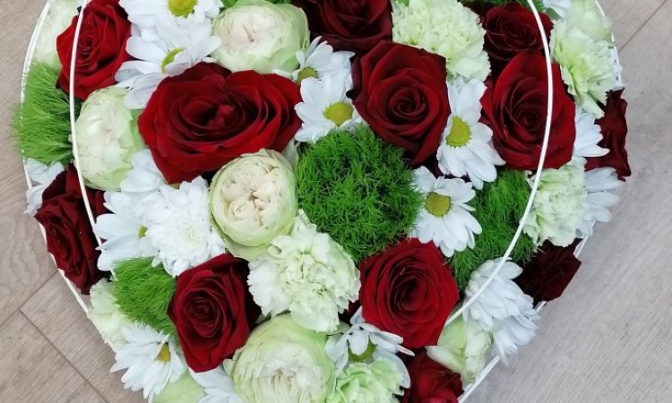 coeur blanc, rouge et vert par votre fleuriste Dites le avec des fleurs à Saint Aubin D'Aubigné