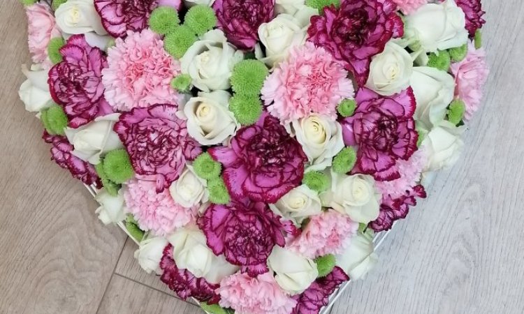coeur rose, fuchsia, blanc et vert par votre fleuriste Dites le avec des fleurs à Saint Aubin D'Aubigné