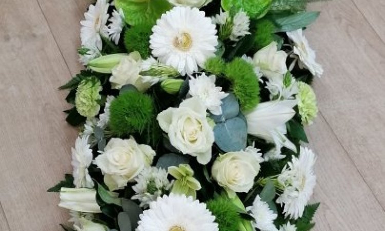 dessus de cercueil blanc et vert par votre artisan fleuriste à Saint Aubin D'Aubigné