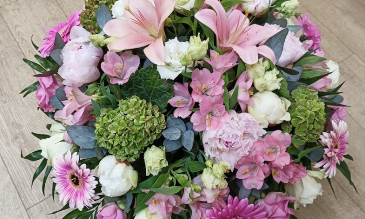 coussin dans les tons roses, blanc et vert réalisé par votre fleuriste Dites le avec des fleurs à Saint Aubin D'Aubigné