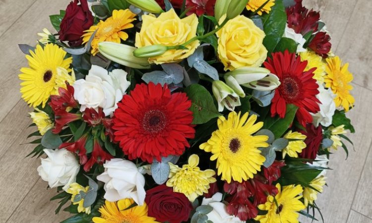 Coussins colorés pour deuil par votre fleuriste Dites le avec des fleurs  à Saint Aubin D'Aubigné