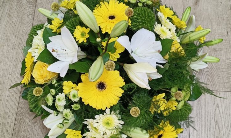 Coussins blanc, jaune et vert pour deuil par votre fleuriste Dites le avec des fleurs à Saint Aubin D'Aubigné