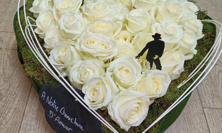 Coeur de roses blanches pour deuil par votre fleuriste à Saint Aubin D'Aubigné
