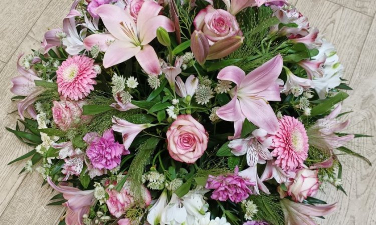 coussin rond tons rose et blanc par votre fleuriste à Saint Aubin D'Aubigné